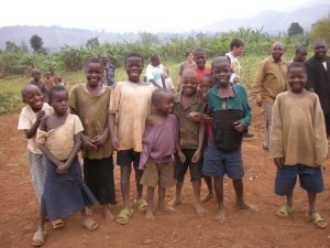 in compagnia dei bambini a Nyabangere