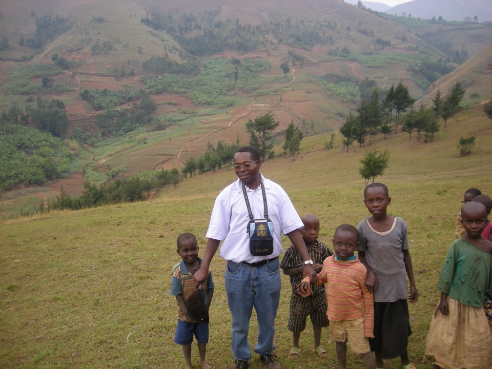 Padre Pierre in fondo Namayange