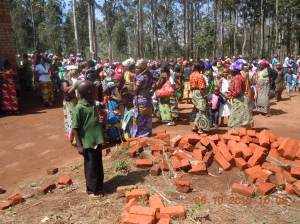 à la sortie de la messe à Nyabangere